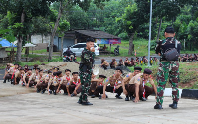 Latihan Dasar Kepemimpinan Siswa Di Barak Militer Cakra Ciuyah Lebak Banten